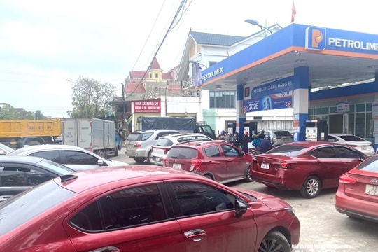 Giá xăng tăng, người dân xếp hàng dài chờ đổ