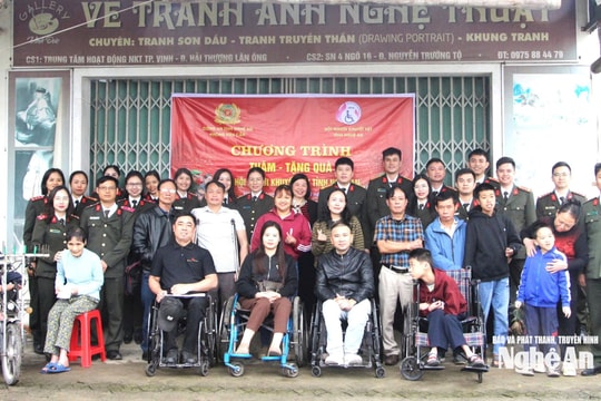Tặng quà tại Trung tâm Hội Người khuyết tật tỉnh Nghệ An
