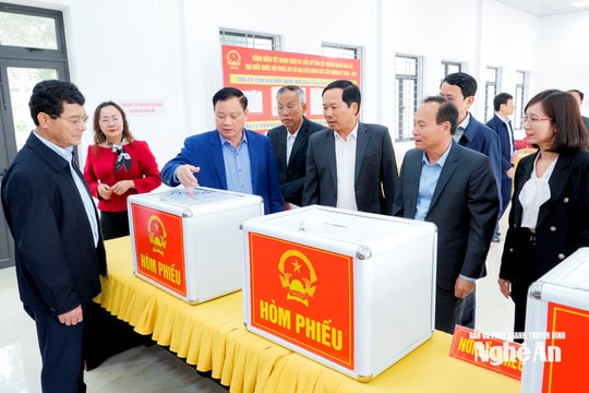 Bí thư Tỉnh ủy Nguyễn Khắc Thận kiểm tra công tác chuẩn bị bầu cử tại các xã Thiên Nhẫn, Nam Đàn, Vạn An, Đại Huệ