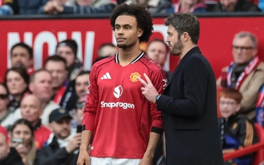 Michael Carrick và bài toán Joshua Zirkzee: Tại sao MU cần số 10 ảo người Hà Lan?