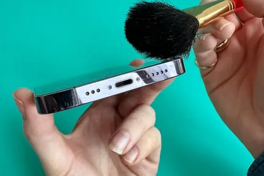 Cách vệ sinh cổng sạc và loa điện thoại chuẩn xác theo hướng dẫn của Apple và Samsung