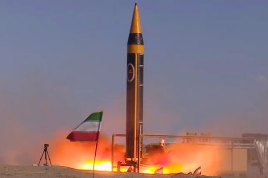 Iran tấn công Israel bằng tên lửa Khorramshahr-4 và cáo buộc từ Azerbaijan