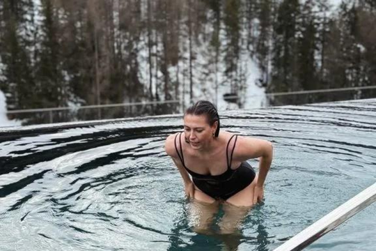 Maria Sharapova gây sốt với thần thái tuổi 38 tại vùng núi tuyết Dolomites