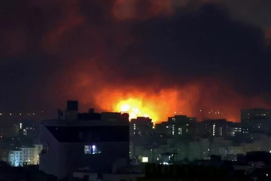 Israel không kích loạt mục tiêu quân sự và nhà máy tên lửa ngầm tại Iran