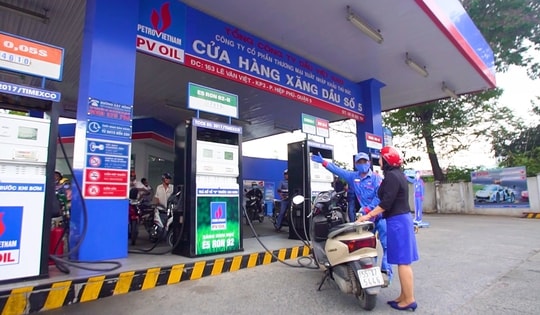 Giá dầu thế giới tăng vọt hơn 12%, nguy cơ vượt mốc 100 USD mỗi thùng
