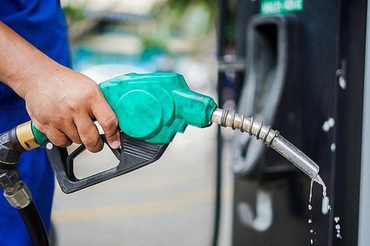 Việt Nam chủ động kịch bản cung ứng xăng dầu, Petrolimex nhập sớm 50% lượng hàng tháng 3