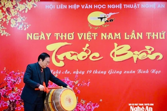 Nghệ An tổ chức Ngày thơ Việt Nam với chủ đề 'Trước biển'
