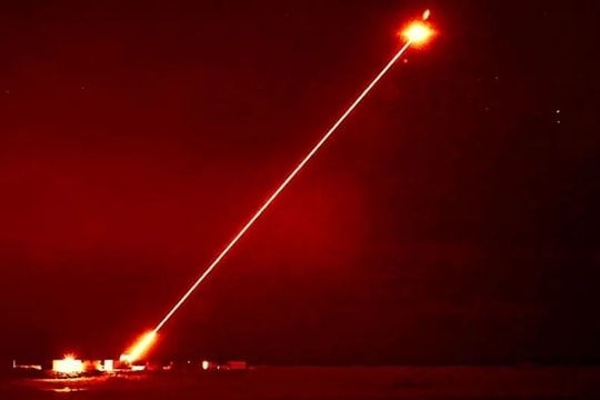 Vũ khí năng lượng định hướng: Lời giải cho bài toán chi phí phòng thủ trước bầy đàn UAV