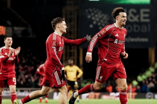 Curtis Jones tỏa sáng rực rỡ giúp Arne Slot giải bài toán vắng Mac Allister tại Champions League