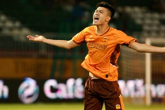 Trung vệ cao 1m95 Đinh Quang Kiệt cùng U21 Việt Nam dự giải giao hữu tại Trung Quốc