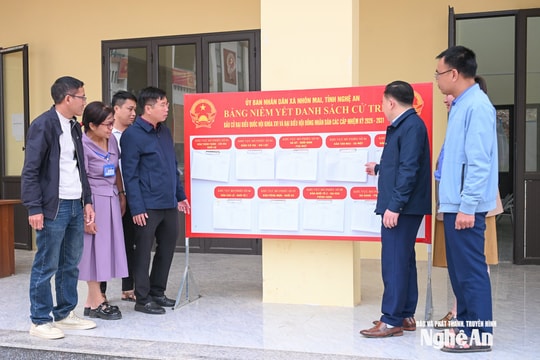 'Đi từng rẫy, gõ từng chòi' để thông tin bầu cử đến gần hơn với cử tri vùng cao Nghệ An