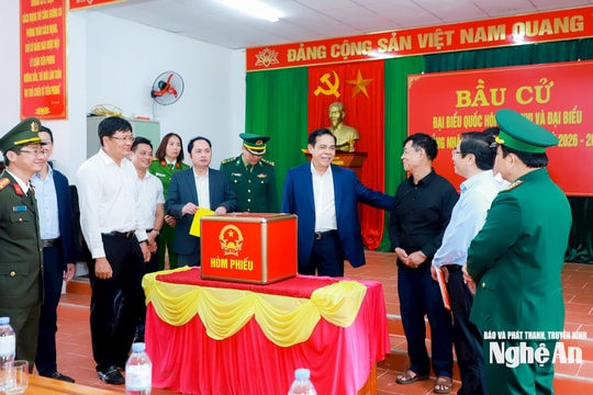 Chủ tịch UBND tỉnh Nghệ An Võ Trọng Hải kiểm tra công tác chuẩn bị bầu cử tại phường Cửa Lò và các xã Hải Lộc, Phúc Lộc, Văn Kiều