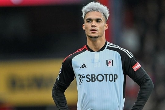 Antonee Robinson ưu tiên Liverpool, MU nhắm ngôi sao Bradley Barcola của PSG