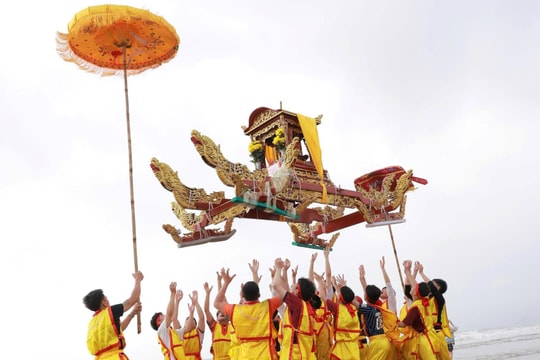 Độc đáo tục chạy ói tại ngôi đền thiêng nhất trong “tứ đại đền thiêng” xứ Nghệ