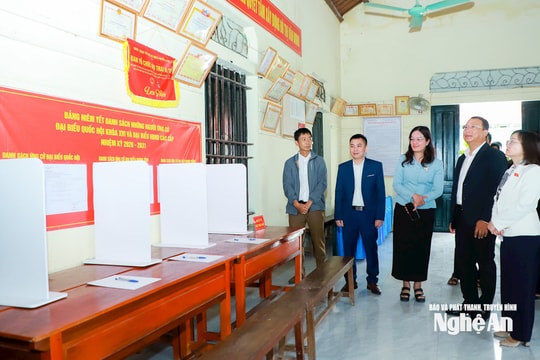 Ủy viên Ban Thường vụ Tỉnh ủy, Giám đốc Sở Xây dựng Phạm Hồng Quang kiểm tra công tác chuẩn bị bầu cử