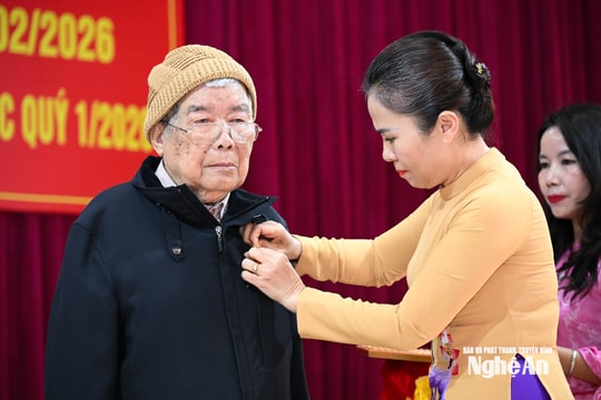 Phó Bí thư Tỉnh ủy Võ Thị Minh Sinh trao tặng Huy hiệu Đảng cho đảng viên phường Vinh Hưng