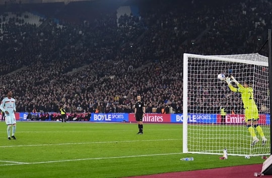 Bi kịch Panenka của Dango Ouattara: Khi ranh giới giữa người hùng và tội đồ tan vỡ tại FA Cup