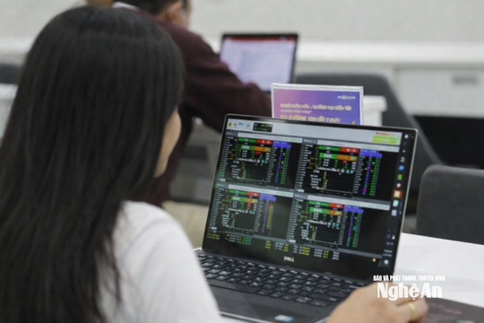 Nhóm Vingroup thăng hoa, VN-Index bật tăng 32,76 điểm