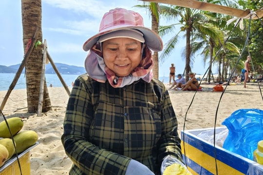 Nha Trang: Sức hút từ tiếng rao trái cây 'viral' toàn cầu của người phụ nữ bản địa