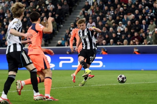Newcastle chia điểm tiếc nuối trước Barcelona: Khi "Chích chòe" lấn lướt gã khổng lồ