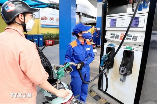 Giá xăng giảm gần 4.000 đồng/lít