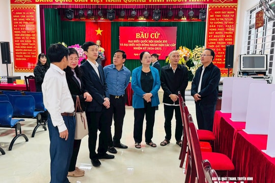 Phó Chủ tịch Thường trực HĐND tỉnh Nguyễn Nam Đình kiểm tra công tác chuẩn bị bầu cử tại phường Trường Vinh