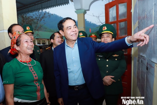 Chủ tịch UBND tỉnh Võ Trọng Hải kiểm tra công tác chuẩn bị bầu cử sớm và tiến độ trường nội trú liên cấp tại xã Môn Sơn