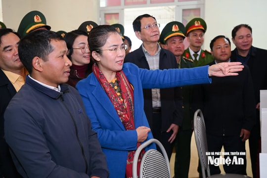 Phó Bí thư Tỉnh ủy Võ Thị Minh Sinh kiểm tra công tác chuẩn bị bầu cử và tiến độ thi công trường liên cấp xã Keng Đu
