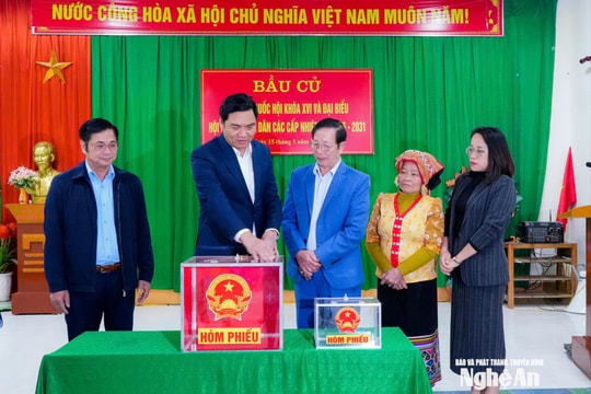 Phó Bí thư Thường trực Tỉnh ủy Hoàng Nghĩa Hiếu kiểm tra công tác chuẩn bị bầu cử tại xã Quỳ Châu, Tiền Phong