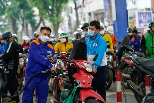 Cập nhật giá xăng dầu cuối ngày 12/3/2026: Giá xăng dầu trong nước tăng trở lại, dầu thế giới vượt 100 USD