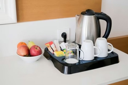 Kinh nghiệm du lịch: Tại sao nên kiểm tra ấm đun nước ngay khi nhận phòng khách sạn?