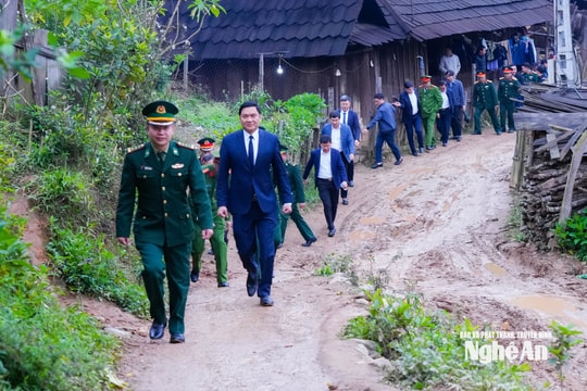Phó Bí thư Thường trực Tỉnh ủy Hoàng Nghĩa Hiếu tham dự bầu cử sớm cùng người dân bản Huồi Mới, xã Tri Lễ