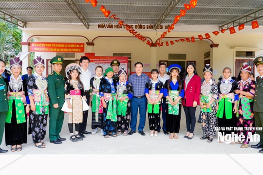 Bí thư Tỉnh ủy Nguyễn Khắc Thận chung vui bầu cử sớm cùng cử tri các bản biên giới xã Tam Thái