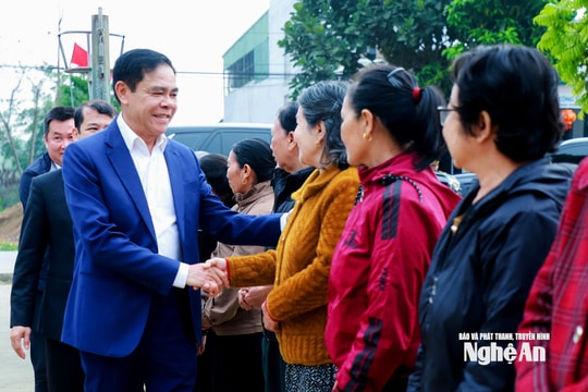 Chủ tịch UBND tỉnh Nghệ An Võ Trọng Hải kiểm tra công tác chuẩn bị bầu cử tại xã Con Cuông