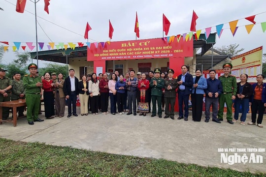 Phó Bí thư Tỉnh ủy Võ Thị Minh Sinh kiểm tra công tác chuẩn bị bầu cử tại xã Vĩnh Tường