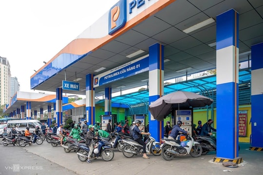 Cập nhật giá xăng dầu chiều hôm nay 13/3/2026: Giá dầu thô thế giới vẫn nằm trên 100 USD trước căng thẳng Trung Đông