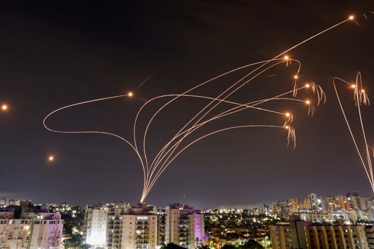 Hệ thống phòng không Iron Dome của Israel bị xuyên thủng bởi 100 quả rocket từ Hezbollah