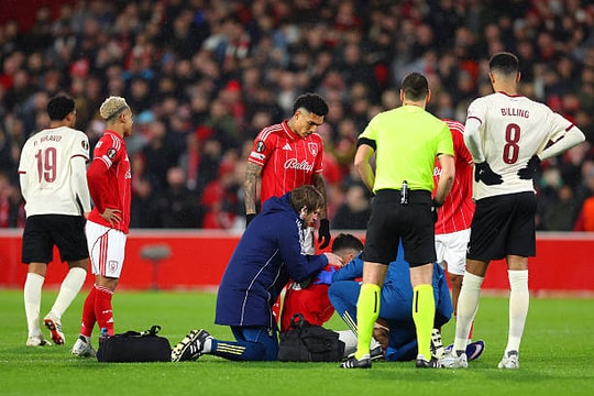 Nottingham Forest thua đau Midtjylland: Canh bạc Europa League đắt giá của Vitor Pereira