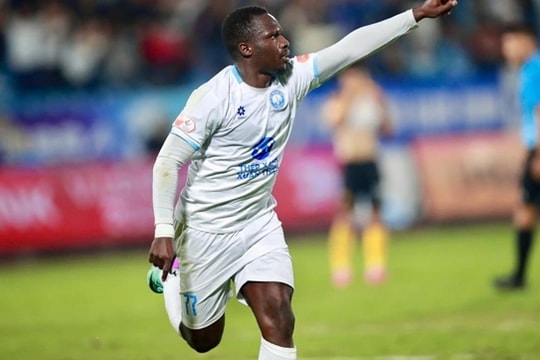 Nam Định thắng kịch tính Thanh Hóa 1-0 nhờ khoảnh khắc rực sáng của tân binh Akolo