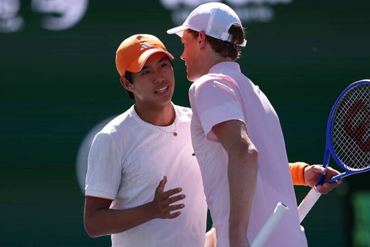 Jannik Sinner vào bán kết Indian Wells 2026 và lập kỷ lục vượt Djokovic