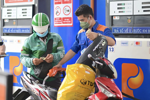 Giá xăng E5RON92 giảm 447 đồng, RON95-III tăng 335 đồng từ 22h ngày 12/3