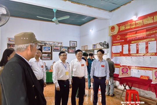 Trưởng Ban Tuyên giáo và Dân vận Tỉnh ủy Ngọc Kim Nam kiểm tra công tác bầu cử tại một số địa phương
