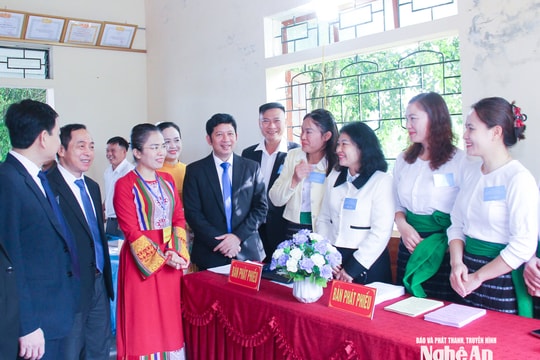 Đồng chí Võ Thị Minh Sinh kiểm tra công tác bầu cử tại một số địa phương