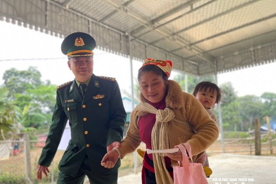 Bộ đội Biên phòng Đồn Biên phòng Tri Lễ hỗ trợ nhân dân trong ngày bầu cử