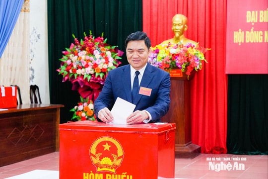 Phó Bí thư Thường trực Tỉnh ủy Hoàng Nghĩa Hiếu tham gia bầu cử tại khu vực bầu cử số 8, phường Vinh Phú