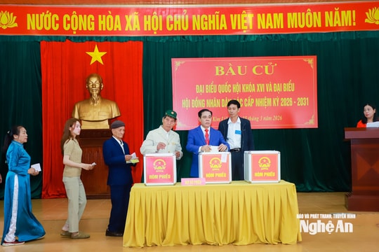 Chủ tịch UBND tỉnh Nghệ An Võ Trọng Hải bỏ phiếu bầu cử tại xóm Sen 2, xã Kim Liên