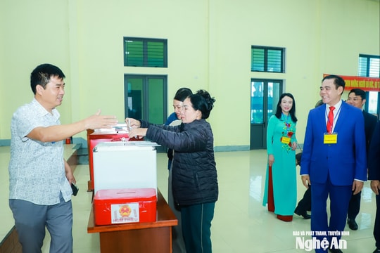 Chủ tịch UBND tỉnh Nghệ An Võ Trọng Hải kiểm tra công tác bầu cử tại các xã Kim Liên và Đại Huệ