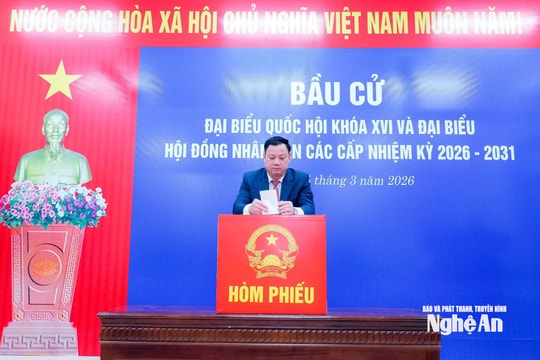 Bí thư Tỉnh uỷ Nguyễn Khắc Thận cùng các cử tri bỏ phiếu bầu đại biểu Quốc hội và HĐND các cấp