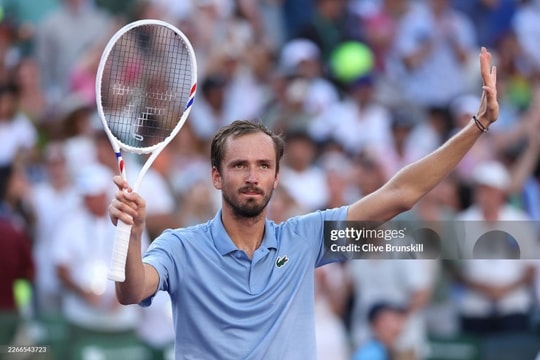 Medvedev biến Alcaraz thành cựu vương Indian Wells sau màn trình diễn thăng hoa