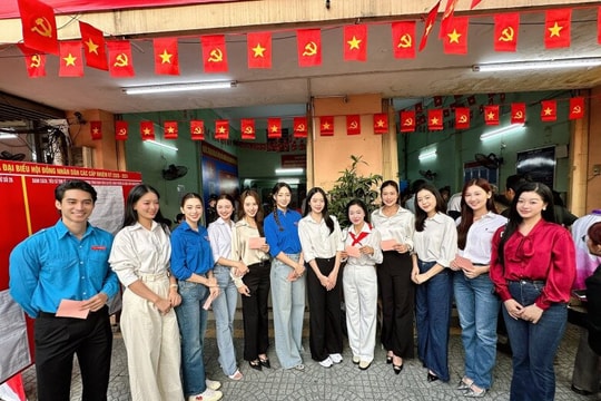 Sao Việt đi bầu cử Quốc hội khóa XVI: Nhạc sĩ Nguyễn Văn Chung, Hoa hậu Đỗ Mỹ Linh có mặt sớm